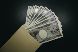 封筒に入った1万円札10枚の画像