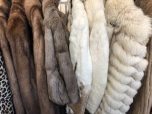 様々な毛皮のコート