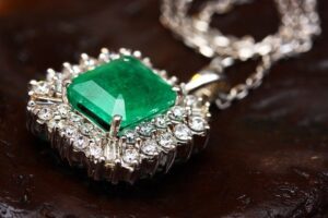 緑色の宝石のついたアクセサリー