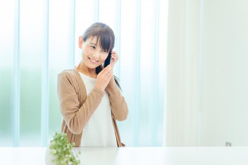 スマホで電話をかける女性