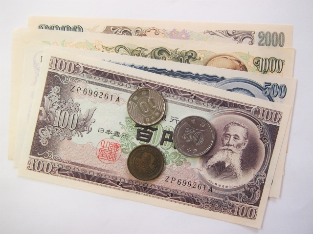 100円札と硬貨