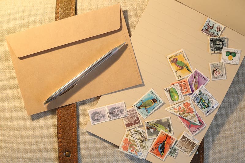 カラフルな手紙と切手