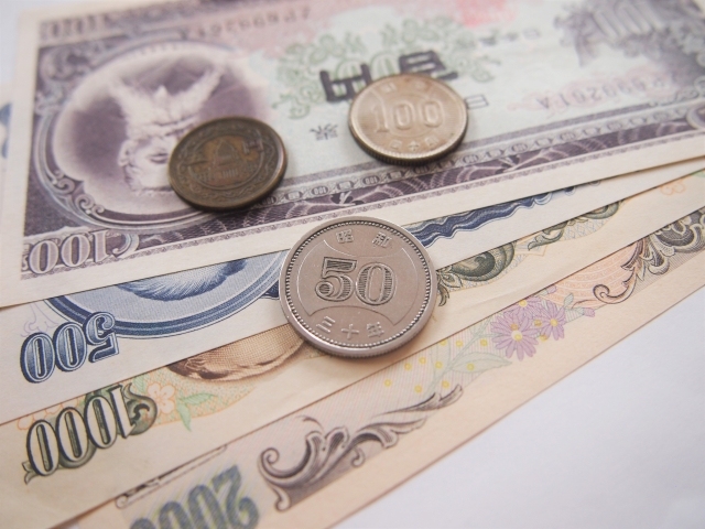 古い50円硬貨と紙幣