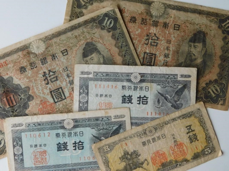様々な種類の旧紙幣