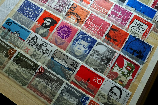 色とりどりの外国の切手