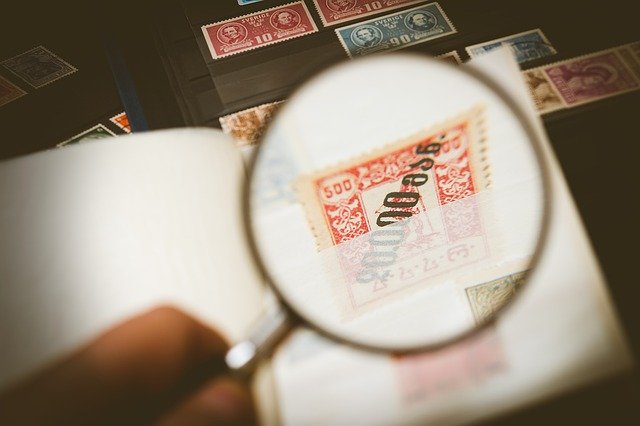 虫眼鏡で拡大された赤い切手
