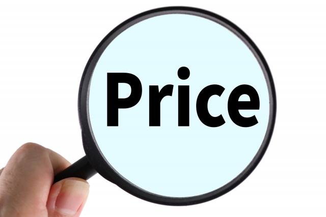 虫眼鏡で拡大された「Price」の文字